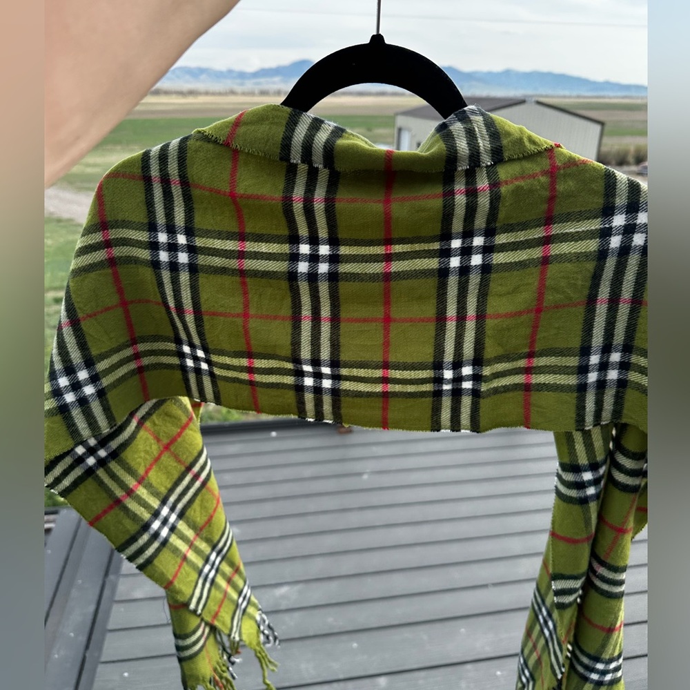 Vintage Burberry bright Olive Green Nova Check Lambswool Scarf (Unisex) - Picture 2 of 8